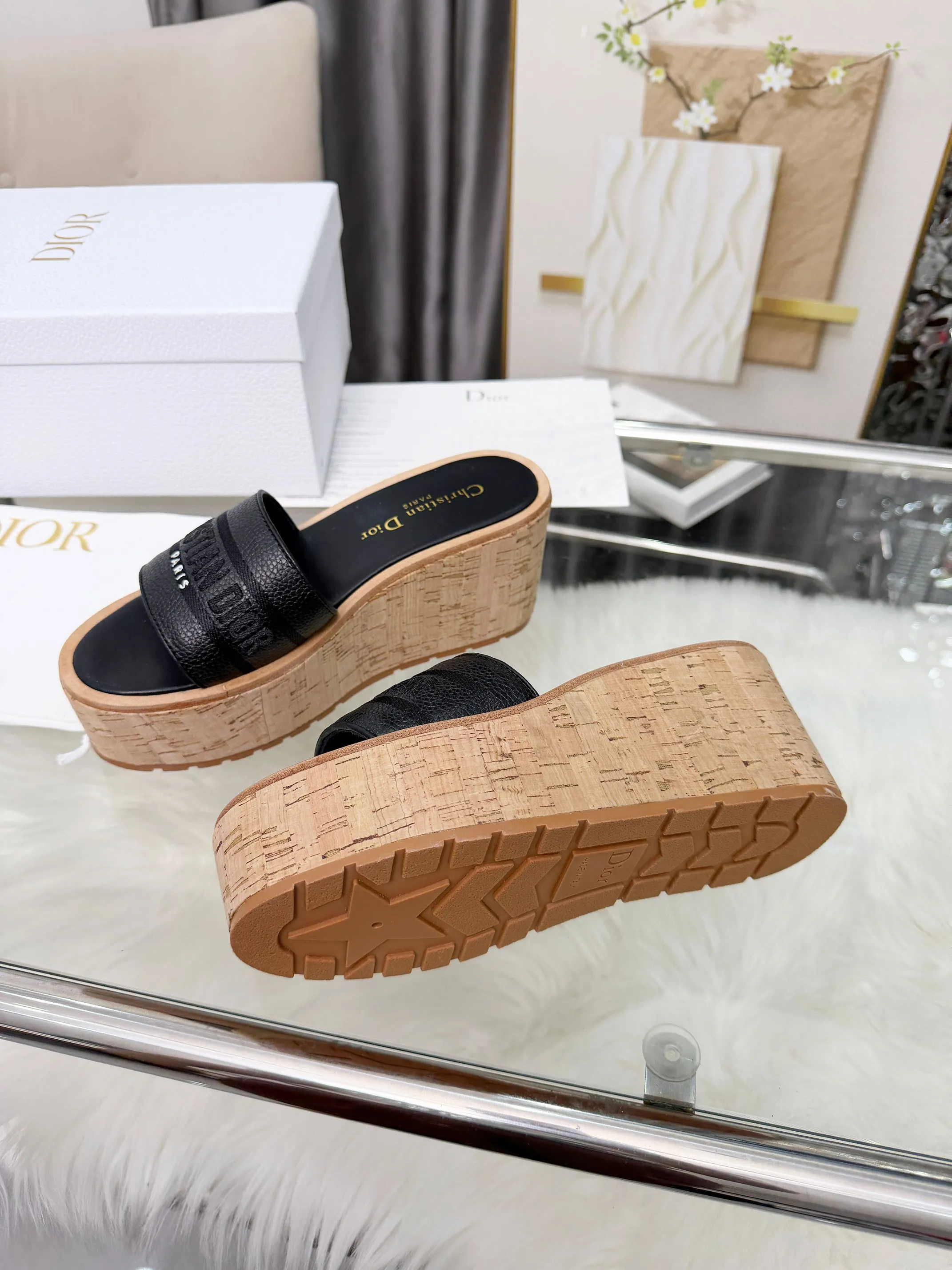 👟👟Ex-factory price 440👟👟 Dior Dior〰️Dway thick-soled wedge sandals✔️This thick-soled sandal is fashionable, casual and highly recognizable. The inspiration is cleverly combined by D's main designer into the perfect shoe shape. Paired with brand buckles, it is even more fashionable! Original version, perfect and exquisite workmanship!  Upper: pebbled leather + electric show code number; 35-39 (40-41 customized)
